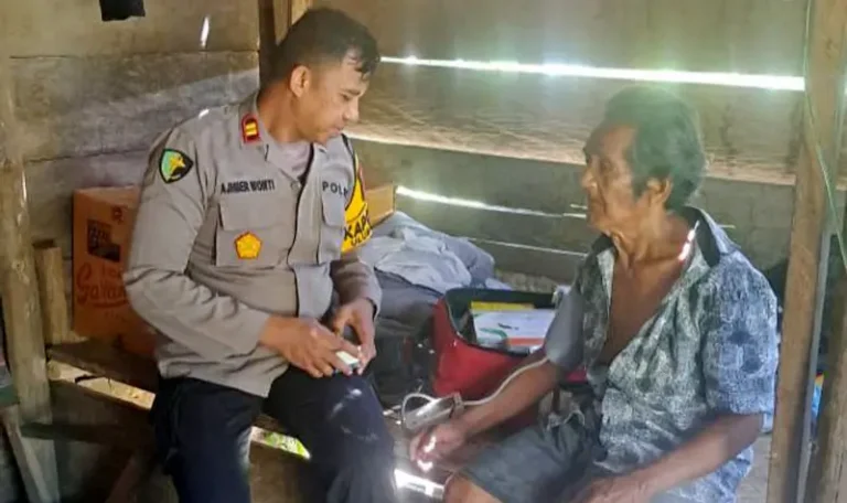 Kapolsek Ulubongka, Iptu Muhajir Wonti melayani warga yang memeriksa kesehatan di pelosok Desa Kasiala, Kecamatan Ulubongka, Kabupaten Tojo Unauna, Minggu (4/5/2025). (Foto: Humas Polresta Tojo Unauna)