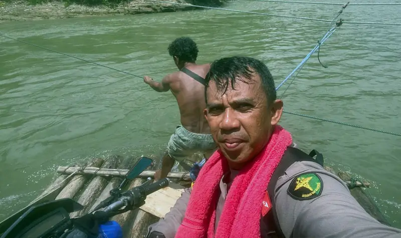 Kapolsek Ulubongka, Iptu Muhajir Wonti di atas rakit menyeberangi sungai untuk mencapai desa saaran pemeriksaan kesehatan di pelosok Desa Kasiala, Kecamatan Ulubongka, Kabupaten Tojo Unauna, Minggu (4/5/2025). (Foto: Humas Polresta Tojo Unauna)