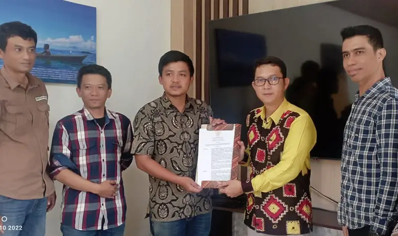Penyerahan SK pengakuan sebagai Masyarakat Hukum Adat dari Pemkab Sigi. (Foto: Karsa)