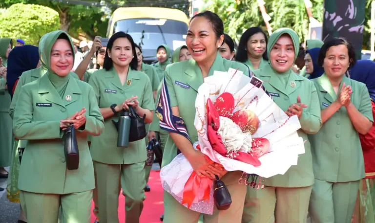 Ketua Umum Persit Kartika Chandra Kirana, Uli Simanjuntak (tengah) pada kunjungan ke Makodim 1308/Luwuk Banggai, Senin (5/5/2025). (Foto: Penrem 132/Tdl)