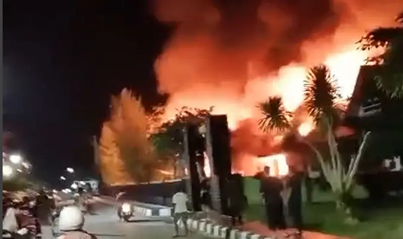 Kantor Kodim 1307 Poso yang terbakar, Seniun (26/5/2025). (Foto: tangkapan layar video Favebook)
