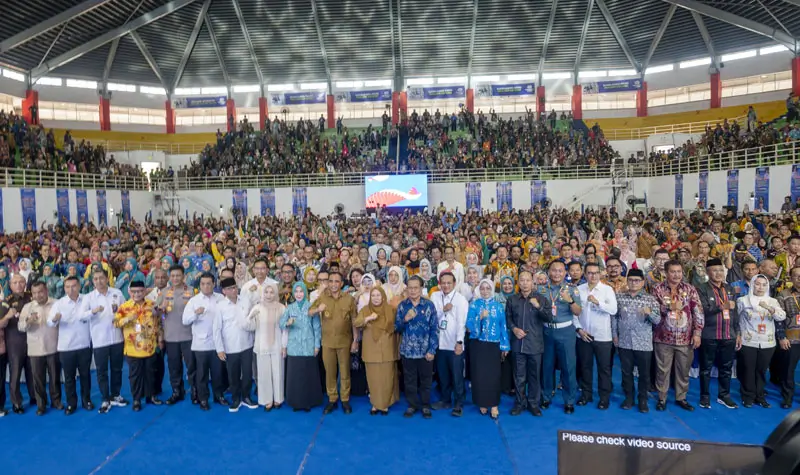 Foto bersama Menteri Desa dan Pembangunan Daerah Tertinggal, Yandri Susanto usai peluncuran Koperasi Merah Putih di GBK, Palu, Kamis (22/5/2025). (bmzIMAGES/Basri marzuki)