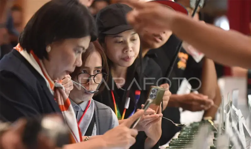 Pengunjung mencicipi kopi di salah satu stan pada pameran World of Coffee Jakarta 2025 di Jakarta International Convention Center (JICC), Jakarta, Kamis (15/5/2025). Pameran yang diikuti lebih 300 peserta dari lima negara di dunia tersebut bertujuan untuk memperkenalkan kopi Indonesia sekaligus sebagai ruang dialog antara pelaku industri kopi, pemerintah, dan mitra strategis, berlangsung 15-17 Mei 2025. ANTARA FOTO/Indrianto Eko Suwarso/Spt.