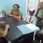 Petugas melayani seorang anak yang akan dibuatkan Akta Kelahiran pada karya bakti TNI oleh Korem 132 Tadulako, Rabu (30/4/2025). (Foto: Penrem 132/Tdl)