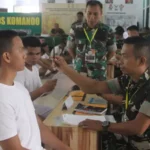 Petugas memeriksa kesehatan casis Secaba di Makorem 132 TRadulako, Selasa (27/5/2025). (Foto: Pnerem 132/Tdl)
