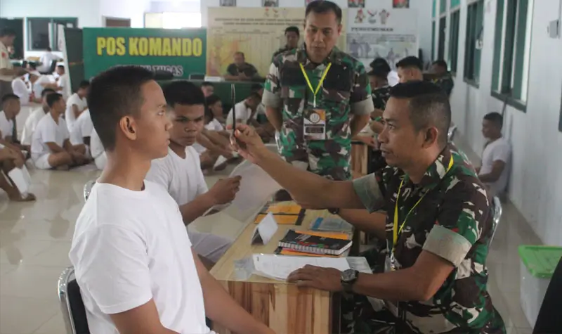 Petugas memeriksa kesehatan casis Secaba di Makorem 132 TRadulako, Selasa (27/5/2025). (Foto: Pnerem 132/Tdl)