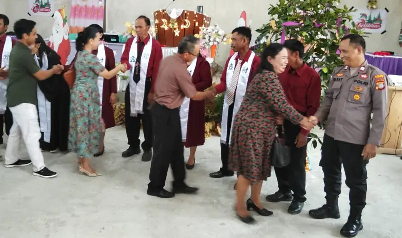 PS. Kanit Binmas Polsek Poso Pesisir Utara AIPTU Rahmat Hidayat di Gereja El-Saddai, Poso, Kamis (29/5/2025). (Foto: Humas Ops Madago Raya)