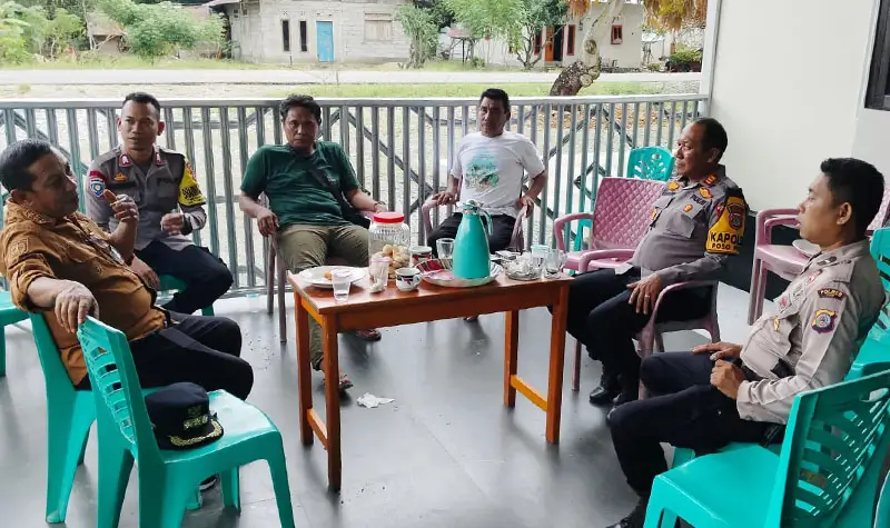 Tim Subsatgas Binmas Satgas Madago Raya di kediaman Iswadi Tiwaa, alumnus deradikalisasi di Poso, Selasa (13/5/2025). (Foto: Humas Ops Madago Raya)