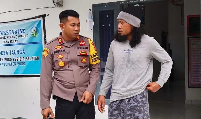 Jumardin (kanan) bersama Kapolsek Poso Pesisir Selatan, IPTU Arkam AR di Poso, Sabtu (3/5/2025). (Foto: Humas Satgas Madago Raya)