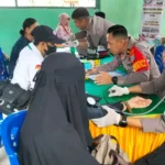 Petugas medis Satgas Madago Raya melayani warga yang memeriksakan kesehatan secara gratis di Desa Kalora, Poso, Selasa (20/5/2025). (Foto: Humas Ops Madago Raya)