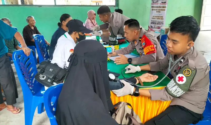 Petugas medis Satgas Madago Raya melayani warga yang memeriksakan kesehatan secara gratis di Desa Kalora, Poso, Selasa (20/5/2025). (Foto: Humas Ops Madago Raya)