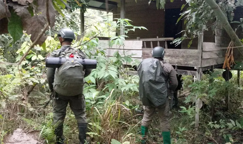 Tim Alfa 2 Satgas Madago Raya mengecek pondok yang berada di pegunungan di Poso, Rabu (21/5/2025). (Foto: Humas Ops Madago Raya)