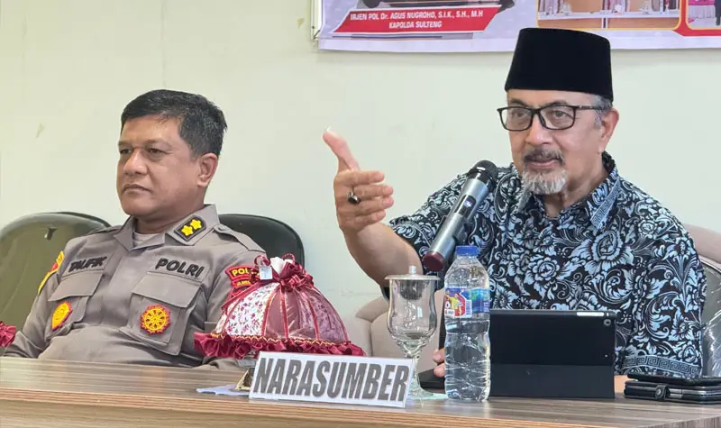 Ketua FKUB Provinsi Sulawesi Tengah, Prof. Zainal Abidin (kiri) bersama Kasatgas II Preemtif Ops Madago Raya, AKBP Muh Taufik pada peningkatan kapasitas pencegahan radikalisme di SIgi, Kamis (8/5/2025). (Foto: Humas Madago Raya)