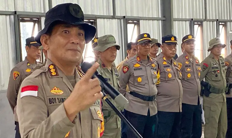 Kaops Madago Raya, Kombes Pol Boy Fredrik Salmon Samola pada apel gabungan Operasi Madago Raya di Poskotis Tokorondo, Poso Pesisir, Poso, Rabu (21/5/2025). (Foto: Humas Ops Madago Raya)