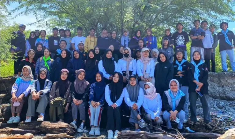 Komintas Mapala Pawana usai menanam mangrove di Mamboro Barat, Minggu (27/4/2025). (Foto: Mapala Pawana)