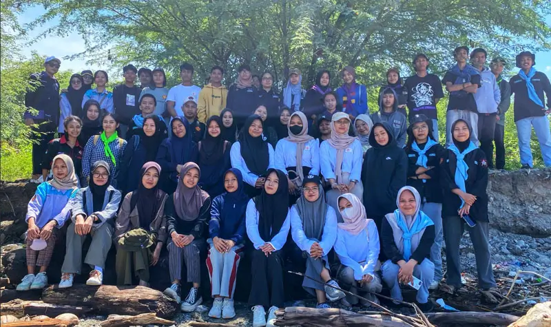 Komintas Mapala Pawana usai menanam mangrove di Mamboro Barat, Minggu (27/4/2025). (Foto: Mapala Pawana)