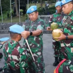 Mayjen TNI Taufik Budi Santoso memasngkan baret PBB kepada peserta pratugas sebagai tanda kesiapan anggota TNI Indonesia diberangkatkan sebagai pasukan Perdamaian di Sentul, Selasa (20/5/2025). (Foto: PMPP TNI)