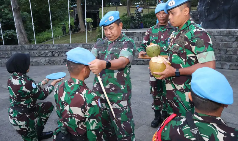 Mayjen TNI Taufik Budi Santoso memasngkan baret PBB kepada peserta pratugas sebagai tanda kesiapan anggota TNI Indonesia diberangkatkan sebagai pasukan Perdamaian di Sentul, Selasa (20/5/2025). (Foto: PMPP TNI)