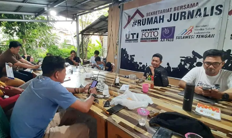Rapat Pantiia Musda V IJTI Sulteng di sekretariat Roemah Jurnalis, Palu, Jumat (9/5/2025). (Foto: Marthen Kapong)