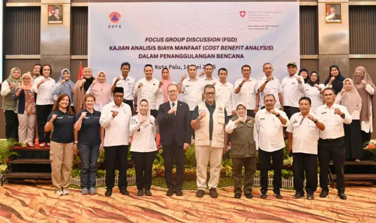 Foto bersama usai pembukaan FGD Penanggulangan Bencana bersama BNPB dan Kedutaan Swiss di palu, Rabu (14/5/2025). (Foto: prokopim Setda Kota Palu/Iwan)