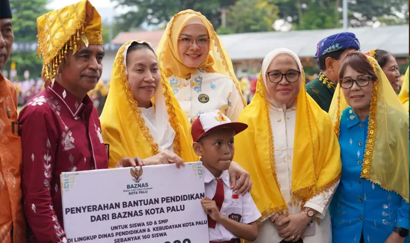 Penyerahan bantuan pendidikan dari Baznas ke Dinas Pendidikan Kota Palu usai upacara peringatan Hardiknas di palu, Juamt (2/5/2025). (Foto: prokopim Setda Kota Palu/Iwan)
