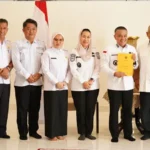 Wali Kota Palu, Hadiantor Yasid menunjukkan hasil pemeriksaan BPK pada kunjungan BKP Sulteng di Palu, Rabu (14/5/2025). (Foto: Prokopim Setda Kota Palu/Jufri)