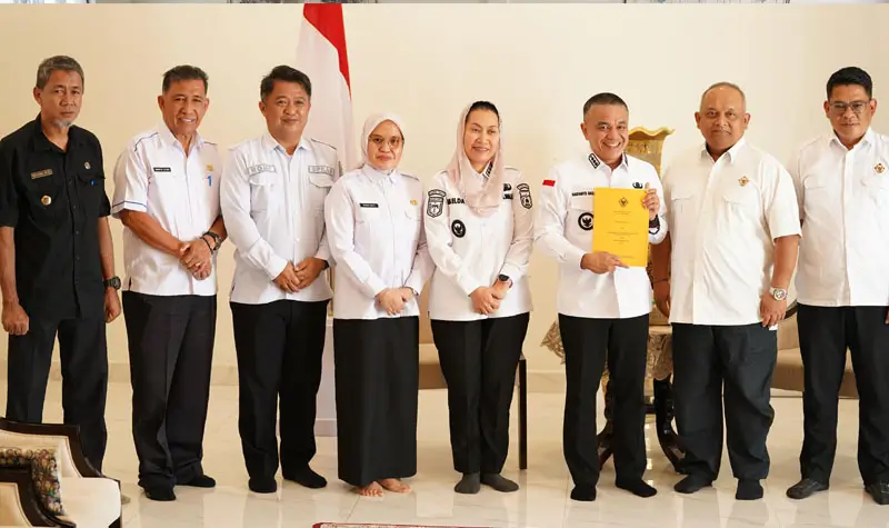 Wali Kota Palu, Hadiantor Yasid menunjukkan hasil pemeriksaan BPK pada kunjungan BKP Sulteng di Palu, Rabu (14/5/2025). (Foto: Prokopim Setda Kota Palu/Jufri)