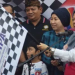 Wagub Sulteng, Reny A Lamadjido (kanan) bersama Wawali Kota Palu, Imelda Liliana Muhidin melepas peserta jalan santai Waisak di Sekolah karunadipa Palu, Minggu (4/5/2025). (Foto: Prokopim Setda Kota Palu/Imron)