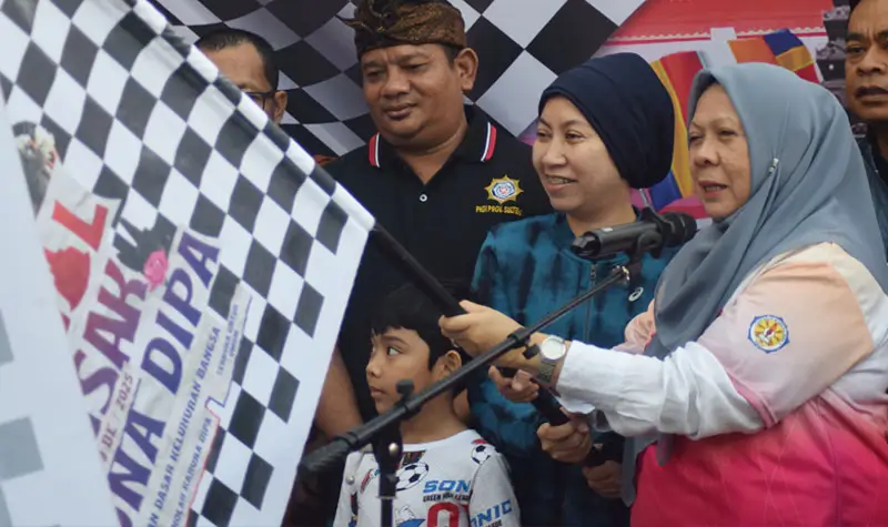 Wagub Sulteng, Reny A Lamadjido (kanan) bersama Wawali Kota Palu, Imelda Liliana Muhidin melepas peserta jalan santai Waisak di Sekolah karunadipa Palu, Minggu (4/5/2025). (Foto: Prokopim Setda Kota Palu/Imron)