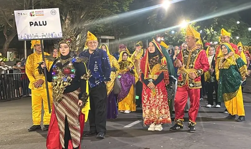 Delegasi Kota Palu pada Karnaval Budaya dalam rangka Munas VII Apeksi di Surabaya, Jumat (9/5/2025). (Foto: Prokopim Setda Kota Palu)