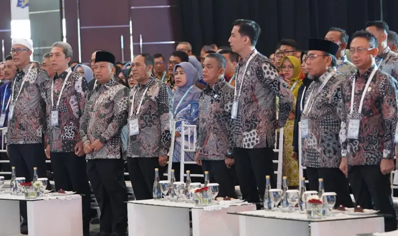WEali Kota Palu, Hadianto Rasyid (keempat kiri) pada pembukaan Munas Apeksi di Surabaya, Kamis (8/5/2025). (Foto: prokopim Setda Kota Palu)