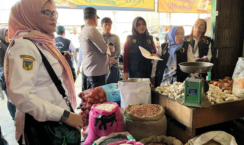 Satgas Pangan Kota Palu saat memantau perkembangan harga di Pasar Manonda, Palu, Rabu (28/5/2025). (Foto: Prokopim Setda Kota Palu/Jufri)