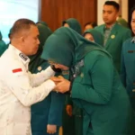 Ketua Tim PKK Kota Palu, Diah Puspita mencium tangan Wali Kota Palu, Hadaianto Rasyid usai dilatik di Palu, Kamis (1/5/2025). (Foto: Prokopim Setda Kota Palu/Jufri)