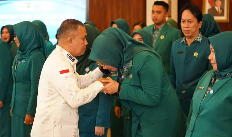 Ketua Tim PKK Kota Palu, Diah Puspita mencium tangan Wali Kota Palu, Hadaianto Rasyid usai dilatik di Palu, Kamis (1/5/2025). (Foto: Prokopim Setda Kota Palu/Jufri)