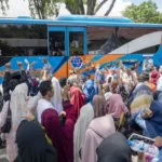 Sejumlah kerabat melambaikan tangan kepada jamaah calon haji yang dilepas dari rumah jabatan Wali Kota, Kamis (15/5/2025). (bmzIMAGES/bmz)