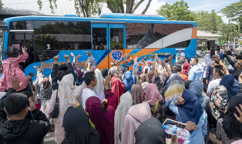 Sejumlah kerabat melambaikan tangan kepada jamaah calon haji yang dilepas dari rumah jabatan Wali Kota, Kamis (15/5/2025). (bmzIMAGES/bmz)
