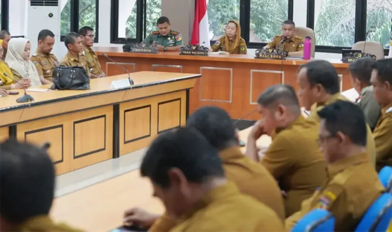 Wali Kota Palu, Hadianto Rasyid memimpin rakor keamanan di Ruang Bantraya Palu, Senin (19/5/2025). (Foto: Prokopim Setda Kota Palu/Iwan)