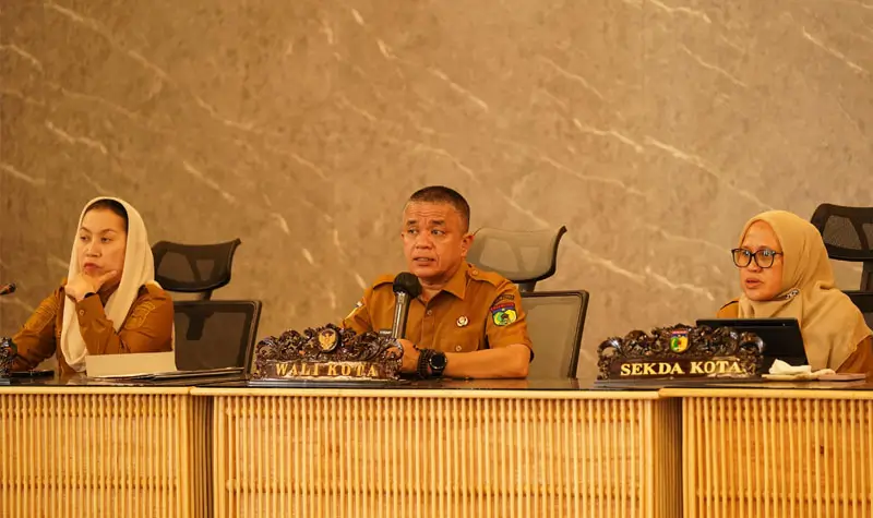 Wali Kota Palu, Hadianto Rasyid (tengah) bersama Wakil wali Kota, Imelda :Liliana Muhidin (kiri) dan Sekto Palu, Irmayanti pada rapat bersama para lurah se Kota Palu, Selasa (27/5/2025). (Foto: Prokopim Setda Kota Palu, Jufri)