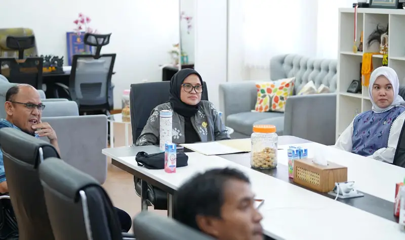 Sekretaris Kota Palu, Irmayanti (tengah) bersama Kepala Kesbang Pol Kota Palu, Ansyar Sutiadi (kiri) pada rapat virtual bersama Kemendagri di Ruang kerja Sekot Palu, Kamis (15/5/2025). (Foto: prokopim Setda Kota Palu/Jufri)