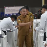 Wali KOta Palu, Hadianto Rasyid (tengah) menyalami para peserta ujian sleeksi PPPK di Auditorium Untad, Senin (19/5/2025). (Foto: prokopim Setda Kota Palu/Iwan)