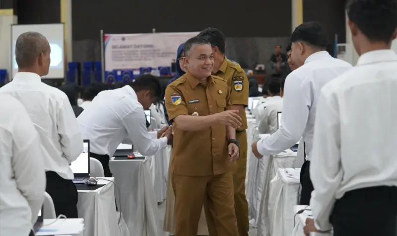 Wali KOta Palu, Hadianto Rasyid (tengah) menyalami para peserta ujian sleeksi PPPK di Auditorium Untad, Senin (19/5/2025). (Foto: prokopim Setda Kota Palu/Iwan)