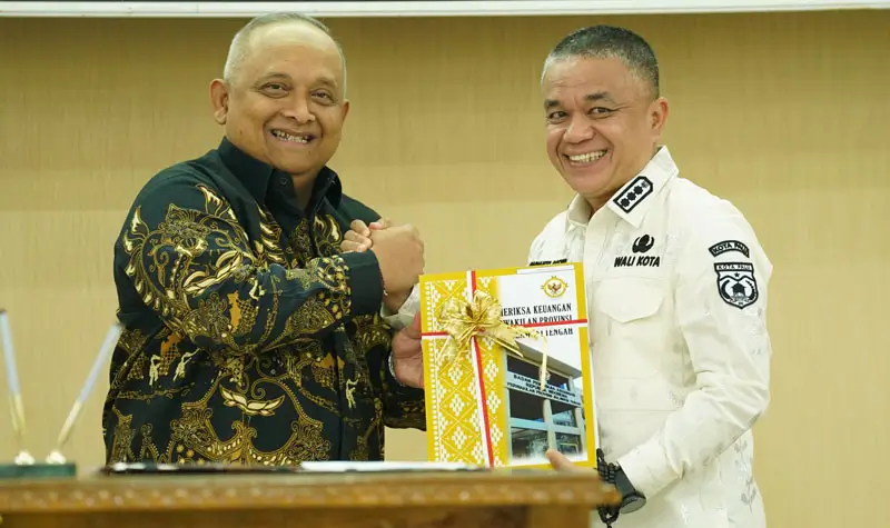 Wali Kota Palu, Hadianto Rasyid (kanan) meenrima laporan hasil pemeriksaan Laporan Keuangan 2024 dari Kepala BPK Sulteng, Selasa (27/5/2025). (Foto: prokopim Setda Kota Palu/Jufri)