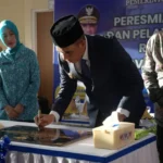 Gubernur Sulteng, Anwar Hafid (kedua kanan) disaksikan Sekprov Sulteng, Novalina (kiri) dan Direktur RSUD Undata, drg Herry Mulyadi (kanan) menandatangani prasasti menandai peresmian gedung Bunker dan layanan Radioterapi di RSUD Undata Palu, Kamis (22/5/2025). (bmzIMAGES/Basri Marzuki)
