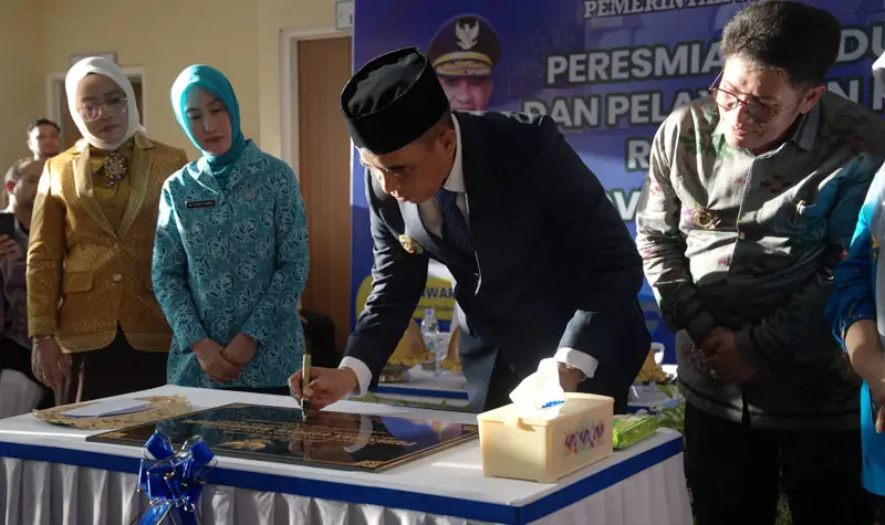 Gubernur Sulteng, Anwar Hafid (kedua kanan) disaksikan Sekprov Sulteng, Novalina (kiri) dan Direktur RSUD Undata, drg Herry Mulyadi (kanan) menandatangani prasasti menandai peresmian gedung Bunker dan layanan Radioterapi di RSUD Undata Palu, Kamis (22/5/2025). (bmzIMAGES/Basri Marzuki)