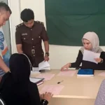 Penyerahan tersangka penipuan jual beli beras ke Kejaksaaan Negeri Sigi, Rabu (21/5/2025). (Foto: Humas Polda Sutleng)