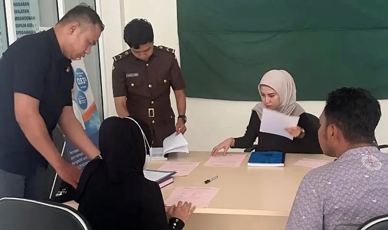 Penyerahan tersangka penipuan jual beli beras ke Kejaksaaan Negeri Sigi, Rabu (21/5/2025). (Foto: Humas Polda Sutleng)