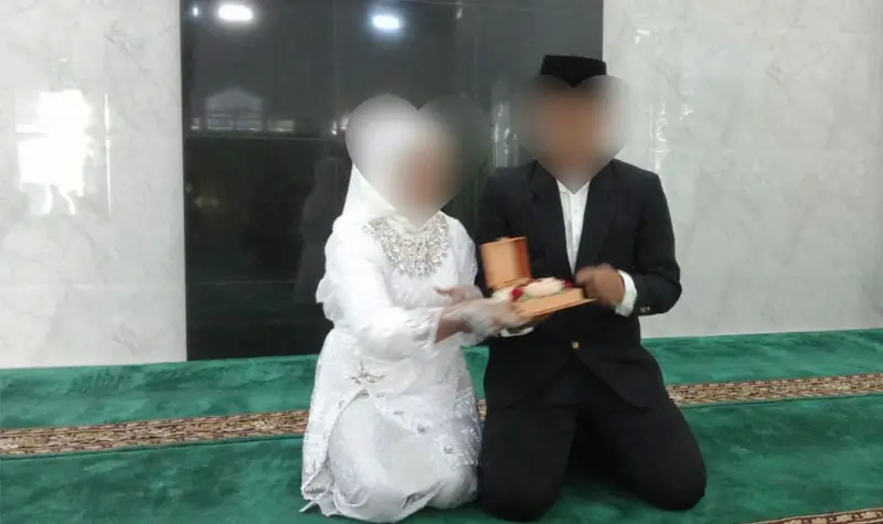 Tahanan Ditresnarkoba Polda Sulteng, AF bersama istri pilihannya usai ijab kabul di Masjid Ar-Rahman Polda Sulteng, Minggu (11/5/2025). (Foto: Humas Podla Sulteng)
