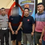 Brigpol HS )ketiga kanan) saat digelandang ke Mako Polres Sigi atas dugaan penipuan dan penggelapan, Sabtu (10/5/2025). (Foto: Humas POlres Sigi)