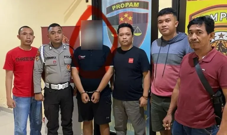 Brigpol HS )ketiga kanan) saat digelandang ke Mako Polres Sigi atas dugaan penipuan dan penggelapan, Sabtu (10/5/2025). (Foto: Humas POlres Sigi)