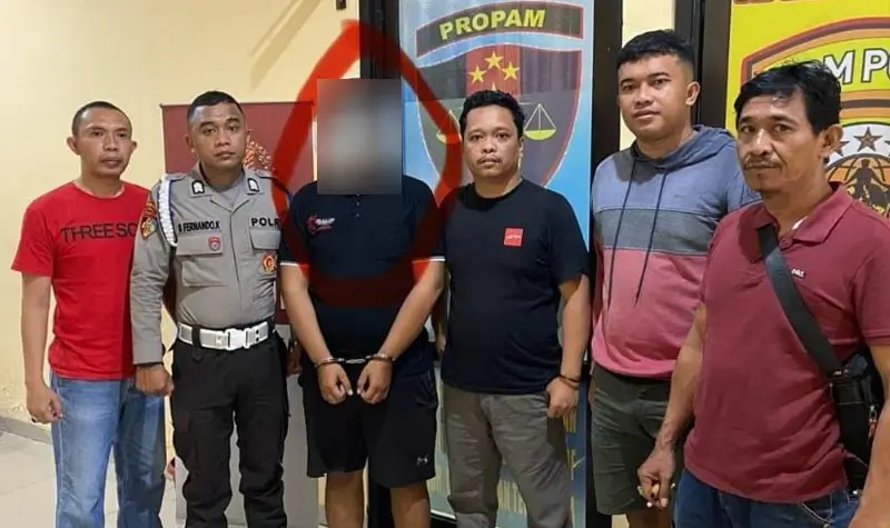 Brigpol HS )ketiga kanan) saat digelandang ke Mako Polres Sigi atas dugaan penipuan dan penggelapan, Sabtu (10/5/2025). (Foto: Humas POlres Sigi)